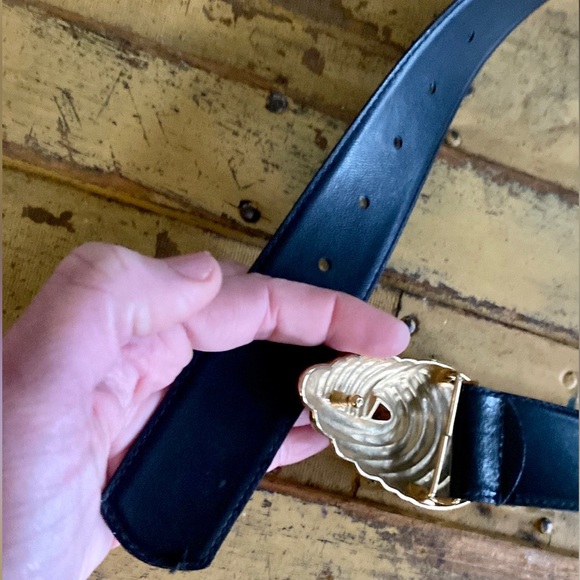 VINTAGE R&R BLACK LEATHER BELT GOLD HARDWARE BUCKLE LEATHER BELT S - Picture 8 of 16